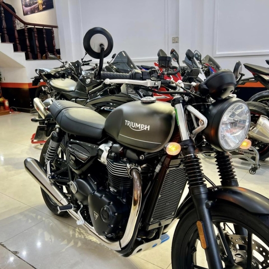 Triumph Street Twin 2022 lướt 4k km 1 chủ đập thùng