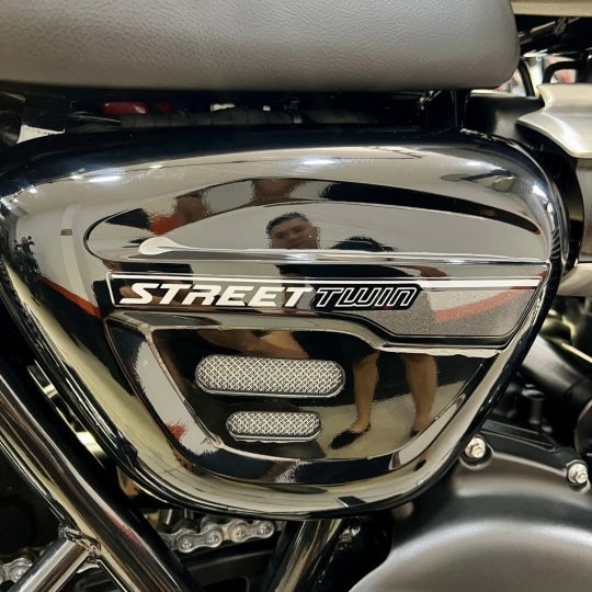 Triumph Street Twin 2022 lướt 4k km 1 chủ đập thùng